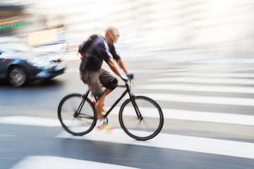 Radfahrer in der Stadt in Bewegungsunschärfe