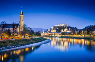 Obraz premium Historic town of Salzburg during blue hour, Austria