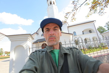 Obraz premium self-portrait of a man in the background of the church