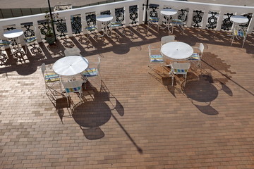 Terrasse avec tables rondes