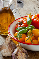 Gartentomaten, Basilikum, Knoblauch und Olivenöl