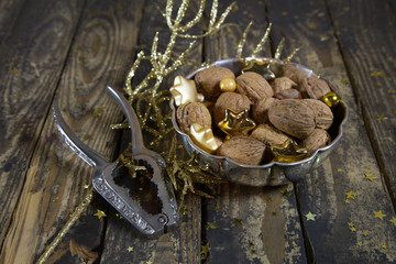 Walnüsse mit Nußknacker als Weihnachtsdekoration in braun gold