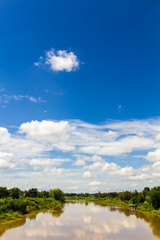 Obraz premium Natural scenery of the river with clouds in the daytime sky.
