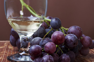 a glass of wine of grapes