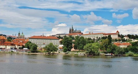 Fototapeta premium Prag, Blick von der Moldau zur Burg