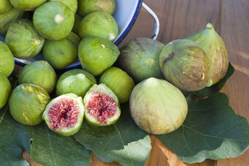 horizontal composition of green figs