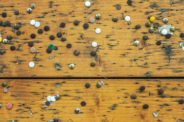 viele Reißzwecken Infotafel 