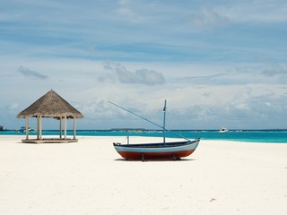 Fototapeta na wymiar Relaxing in Sunny Beach of Maldives