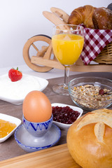 Gesundes Frühstück mit Brötchen,Quark und Müsli