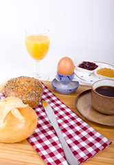 Köstliches Frühstück mit Brötchen, O Saft, Ei und Marmeladen