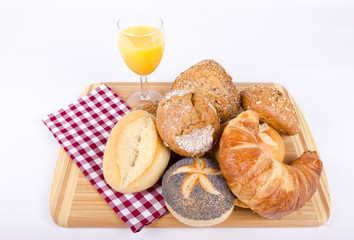 Unterschiedliche Brötchen, Glas Orangensaft