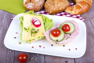 Brötchenplatte zum Frühstück