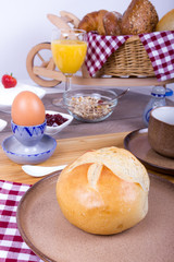 Brötchen mit Ei zum Frühstück