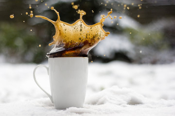 splashing coffee in the snow - obrazy, fototapety, plakaty