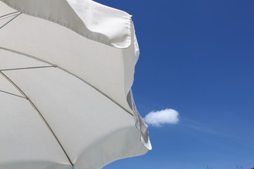 Sonnenschirm am Swimmingpool
