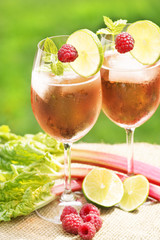 Hugo rosé mit Rhabarber und Himbeeren, Hochformat, Textraum, copy space