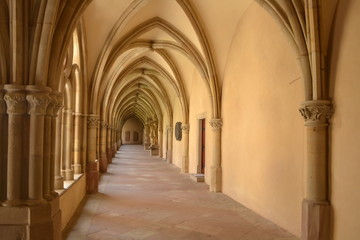 Fototapeta na wymiar kloostergang in Trier