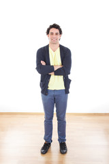 Naklejka premium Portrait of casual young man standing with arms crossed