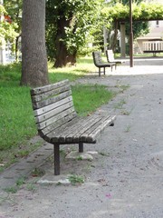 公園の古いベンチ