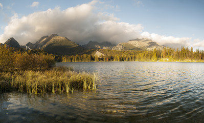 Jezioro góeskie w jesiennej szacie-Tatry,Słowacja © Mike Mareen