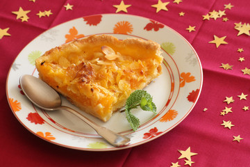 part de tarte au abricots et amandes