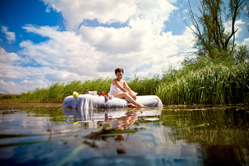 Красивая девушка отдыхает на озере