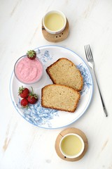 Strawberry cake and green tea