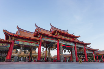 Fototapeta premium Red gateway of chinese temple, with blue sky