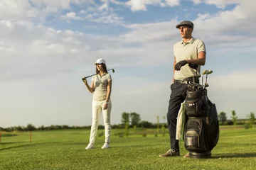 Tableaux ronds sur aluminium brossé Golf Young couple at golf cart
