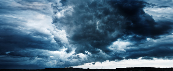panorama van de lucht met onweerswolken