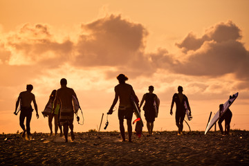 Surfer sur la plage au soleil couchant