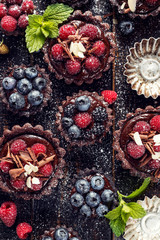 Choccolate tarts with berries