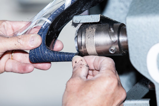 Le cordonnier r&eacute;pare le talon d&rsquo;une chaussure de femme