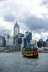 Fototapeta premium 香港島のビル群と観光船