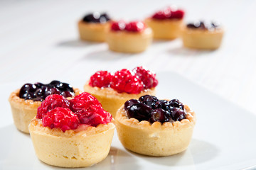 Tart with raspberries and blueberries