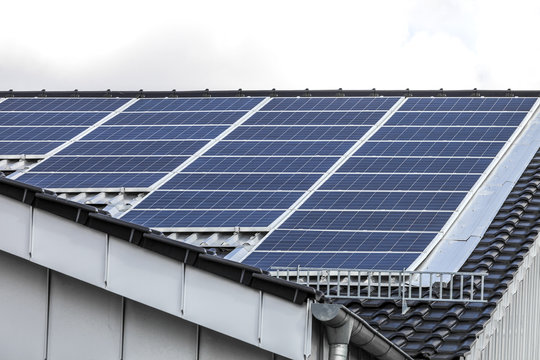 Dach mit Solarzellen 