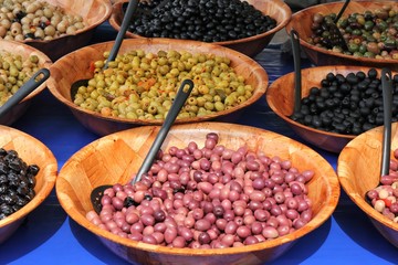 Oliven an einem Verkaufsstand