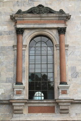 арочное окно с колоннами