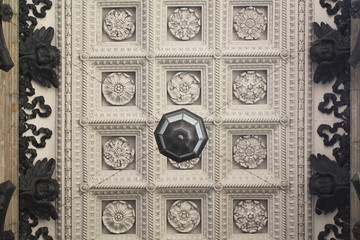 потолок с фонарём