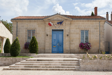 porte bleue de la mairie dans la campagne en France, médoc Aquitaine