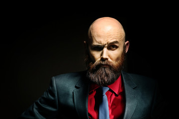 Obraz premium bearded in a suit and tie, businessman
