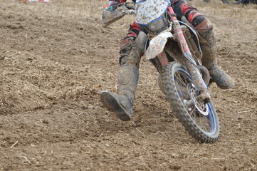 Motocross-Fahrer in der Kurve © Stihl024