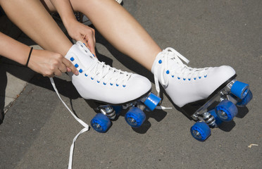 Fastening roller skate laces
