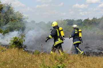 Feuerwehr bekämpft Flächenbrand