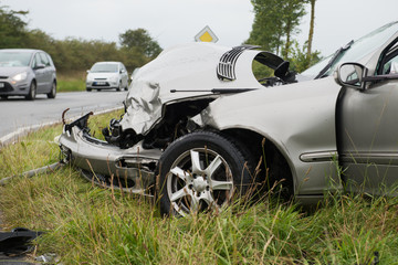 Beschädigtes Auto nach Verkehrsunfall