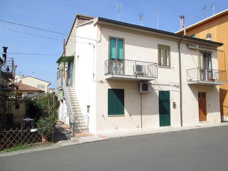 Casa di due piani a Cecina (2014)