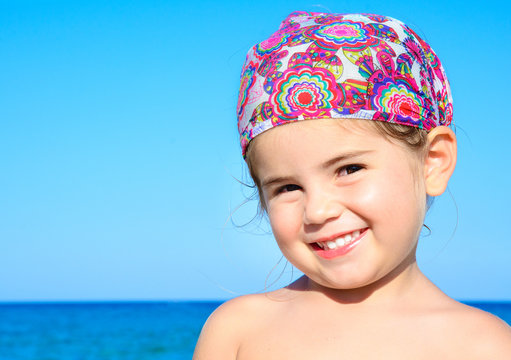 Bambina al mare che ride