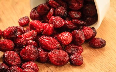  Dried cranberry fruit in bowl on table.