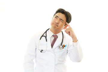 疲れた表情の医師