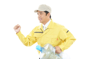 ボトルを運ぶ笑顔の男性